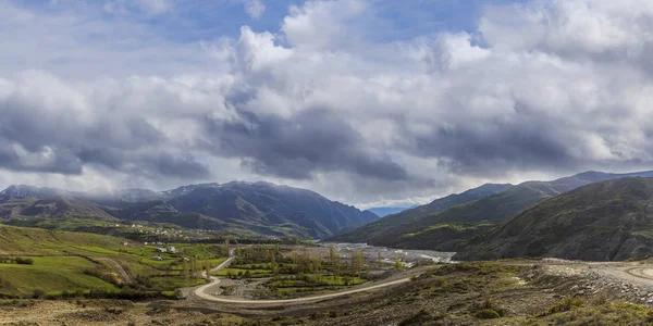 El pueblo de Lagich y el cauce del río Girdimanchay — Foto de Stock