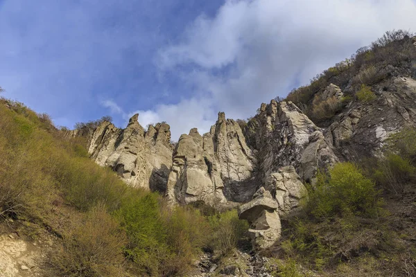 Las rocas en las montañas son como ídolos de piedra — Foto de Stock