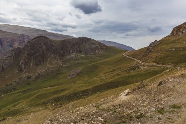 Khinalig Köyü önde gelen dağ yolu