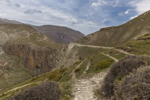 El camino de montaña que conduce al pueblo de Khinalig — Foto de Stock