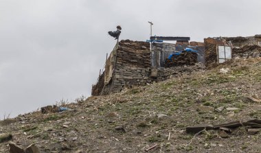 Khinalig Köyü terk edilmiş evde