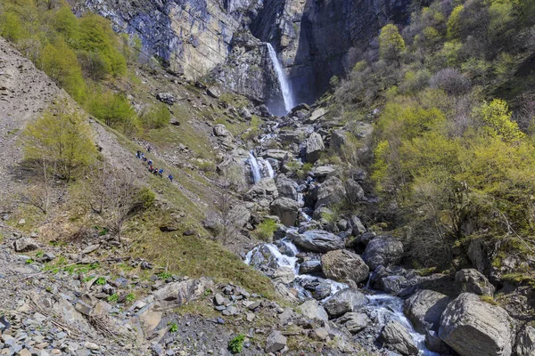 Climbing a group of tourists to the Muchug Falls — Stock Photo, Image