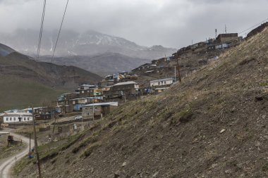 Khinalig antik köy dağlarda