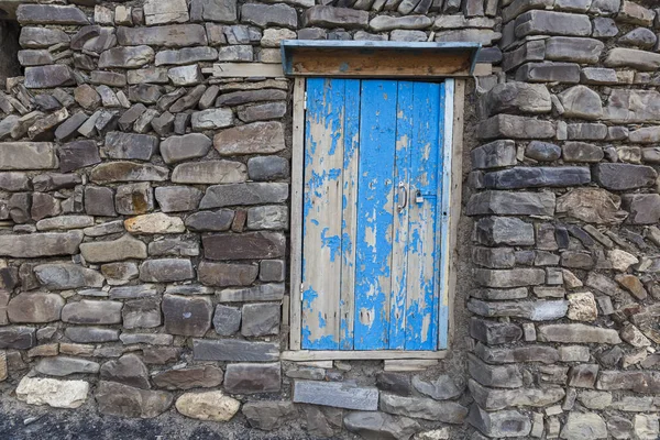 Eine Tür zum Hauswirtschaftsraum in einem Haus im Dorf Chinalig — Stockfoto