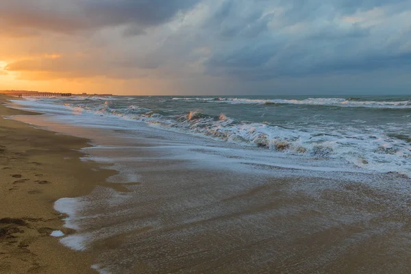Deniz kıyısında fırtınalı gün batımı — Stok fotoğraf
