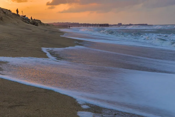 Burzliwy zachód słońca na wybrzeżu morza (miękkie skupienie) — Zdjęcie stockowe