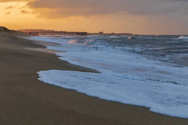 Deniz kıyısında fırtınalı günbatımı (yumuşak odak) — Stok fotoğraf