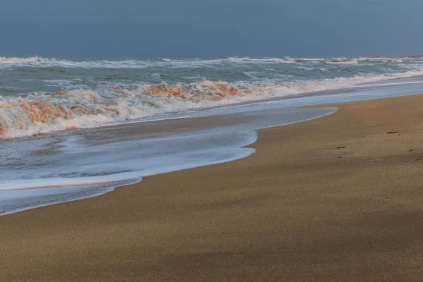 Deniz kıyısında fırtınalı gün batımı — Stok fotoğraf