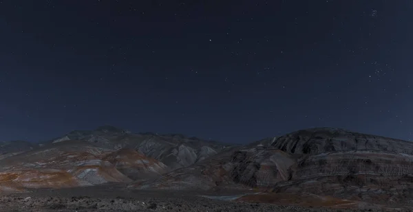 Montañas rojas en una noche de luna — Foto de Stock