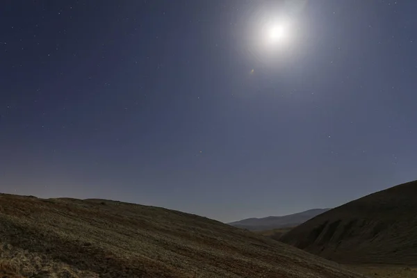 Montañas rojas en una noche de luna — Foto de Stock