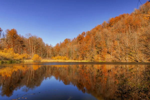 Невелике гірське озеро восени — стокове фото