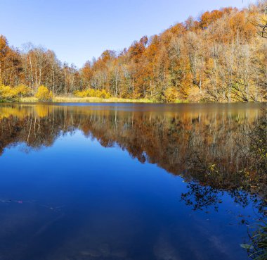 Sonbaharda küçük bir dağ gölü