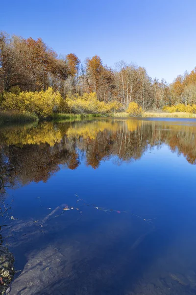 Pequeño lago de montaña en el otoño — Foto de Stock