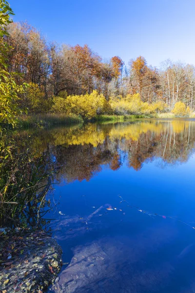 Small mountain lake in the fall — Stock Photo, Image