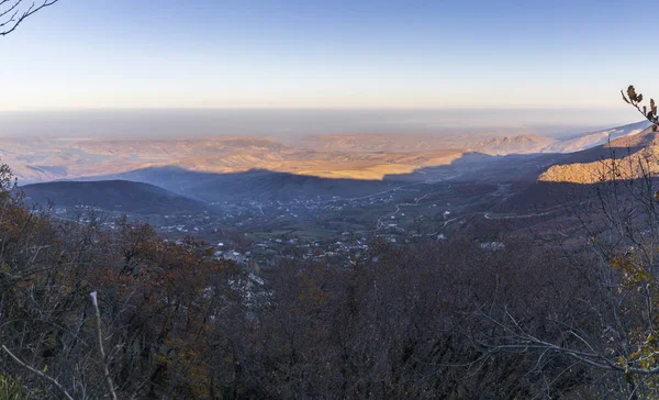 Panorama de un pueblo con montañas al atardecer — Foto de Stock