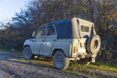 Sovyet Uaz SUv bir dağ yolunda
