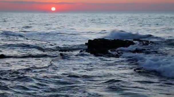 Salida del sol en la costa del mar — Vídeos de Stock