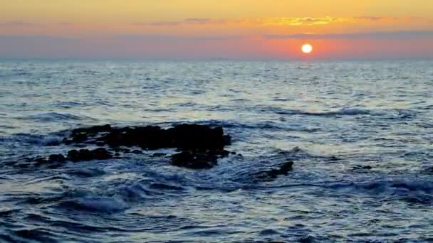 Nascer do sol na costa do mar — Vídeo de Stock