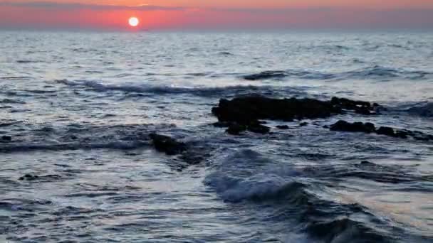 Nascer do sol na costa do mar — Vídeo de Stock