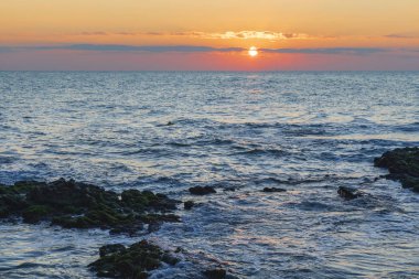 Denizde gün doğumu