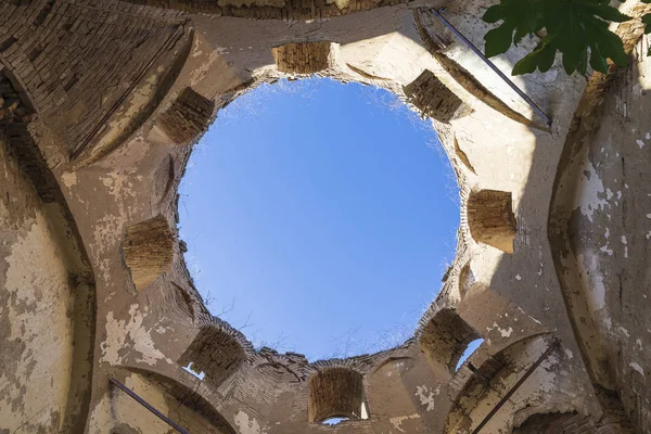 Gamla förstörda albanska kyrkan — Stockfoto