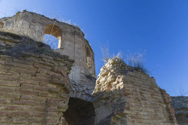 Vieille église albanaise en ruine — Photo