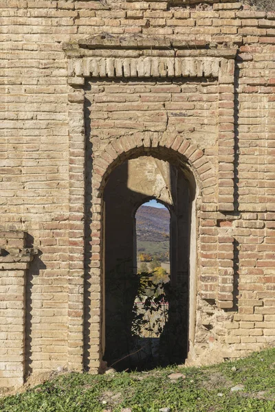 Antigua iglesia albanesa en ruinas —  Fotos de Stock