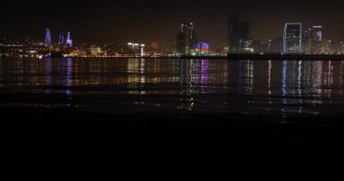 Bakü 'de gece bulvarının 4k Panoraması