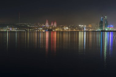 Gece Bakü 'deki sahil bulvarının panoraması.