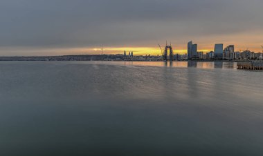 Gün batımında Bakü 'deki sahil bulvarının manzarası.