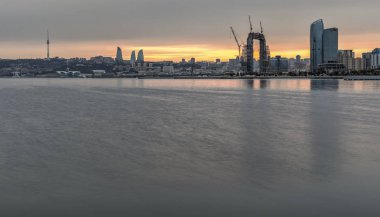 Gün batımında Bakü 'deki sahil bulvarının manzarası.