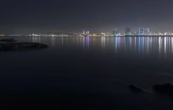 Panorama du boulevard du bord de mer à Bakou la nuit — Photo