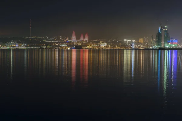 Panorama del bulevar costero en Bakú por la noche — Foto de Stock
