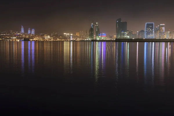 Panorama del bulevar costero en Bakú por la noche — Foto de Stock