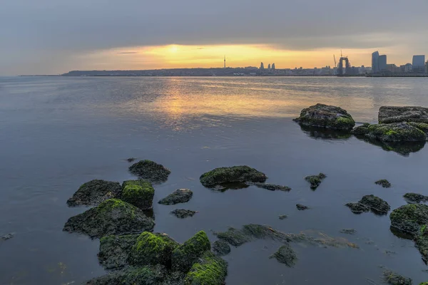 Gün batımında Bakü 'deki sahil bulvarının manzarası. — Stok fotoğraf