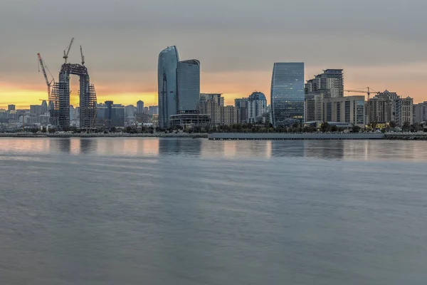 Panorama van de boulevard aan zee in Baku bij zonsondergang — Stockfoto