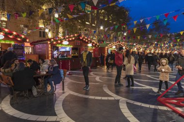 İnsanlar Bakü 'deki yeni yıl fuarında yürüyor.