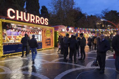 İnsanlar Bakü 'deki yeni yıl fuarında yürüyor.