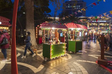 İnsanlar Bakü 'deki yeni yıl fuarında yürüyor.