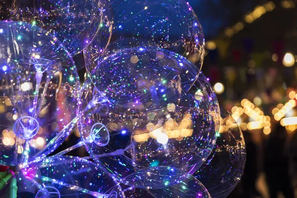 Neujahrsgirlanden auf Bällen am Abend in der Stadt — Stockfoto