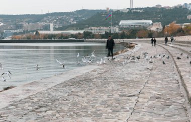 Bakü Bulvarı 'nda yürüyen bir adam ve... 