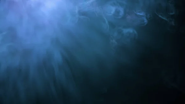 Кружащийся дым на черном фоне — стоковое фото