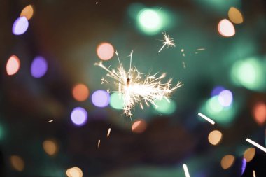 Yakın planda yanan maytap.