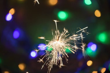 Yakın planda yanan maytap.