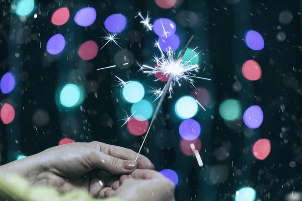 Brinnande glitter i händerna närbild — Stockfoto