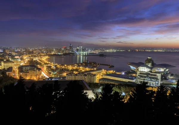 Panorama de Bakú al comienzo del amanecer — Foto de Stock