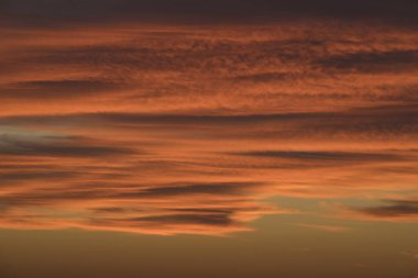 Güneş doğarken turuncu bulutların dokusu