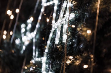 Noel ağacında parlak kar taneleri