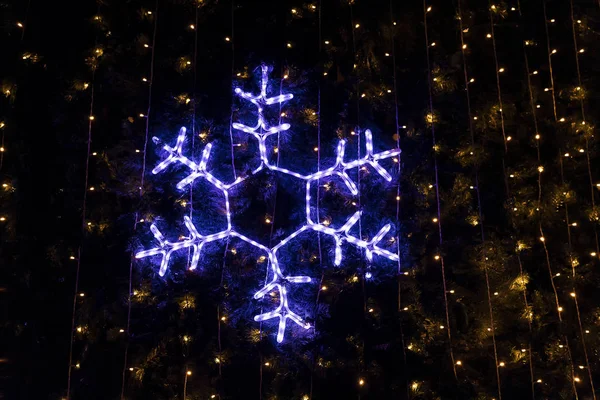 Copo de nieve luminoso de Navidad en el árbol de Navidad — Foto de Stock