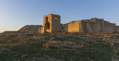 Çöldeki antik bir kervanın kalıntıları.